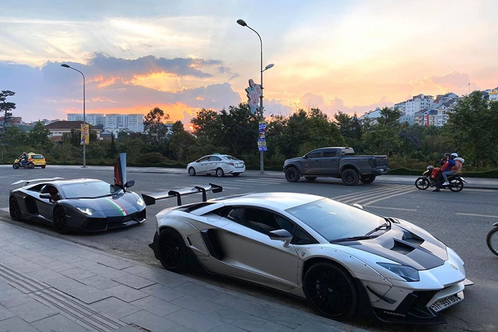 Được biết, hai chiếc siêu xe Lamborghini Aventador LP700-4 độ khủng có mặt tại Đà Lạt vào chiều tối ngày 14/3/2020. Đến tối cùng ngày, đại gia siêu xe Cường Đô la xuất hiện tại thành phố ngàn hoa cùng với chiếc xe thể thao Porsche 911 Carrera S 2020.