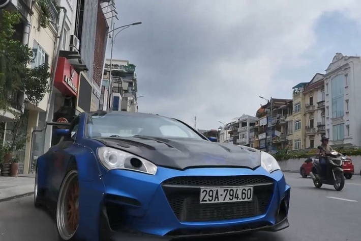 Một chiếc Hyundai Genesis độ body kit thân rộng mang biển Hà Nội