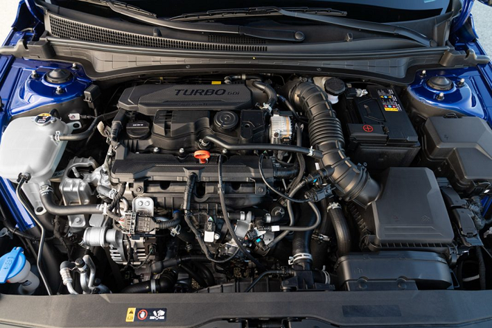 Hệ thống treo của Hyundai Elantra N Line 2021 mới nhận được một số nâng cấp về mặt cơ khí nhằm tạo nên sự vững chắc cũng như cảm giác lái thể thao cho xe. Xe sở hữu bộ mâm được làm bằng nhôm, kích thước 18 inch, đĩa phanh lớn hơn và hệ thống treo đa liên kết ở trục bánh sau.