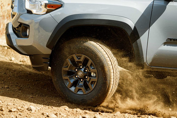 Ngoài ra Toyota Trail Edition đặc biệt còn có tới 4 màu sơn bao gồm Army Green (xanh quân đội), Cement (xám xi măng), Midnight Black (đen) và Super White (trắng).