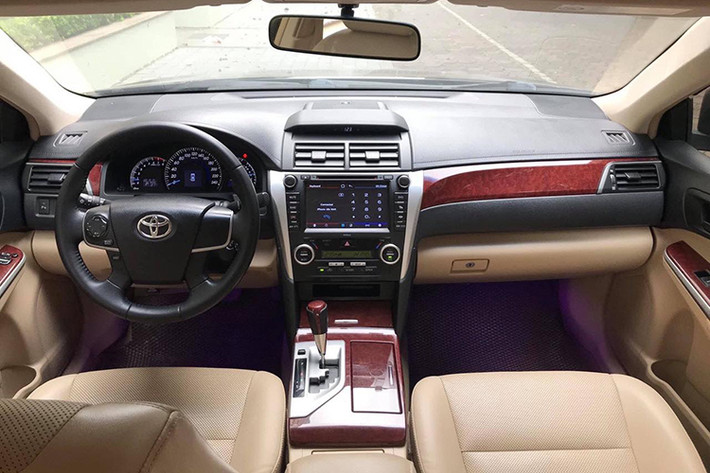 Khi nhìn chính diện từ đầu xe, Camry phiên bản 2.0E 2013 mang cảm giác trẻ trung nhưng nếu nhìn ngang thân xe thì chiếc xe này vẫn phảng phất những nét “trung niên” vốn có của dòng xe này. Ngoại hình của xe không thể thao như phiên bản mới 2020, phù hợp với đối tượng khách hàng là người đứng tuổi. Tuy nhiên, nội thất Toyota Camry từ lâu được đánh giá cao về không gian cũng như sự rộng rãi.