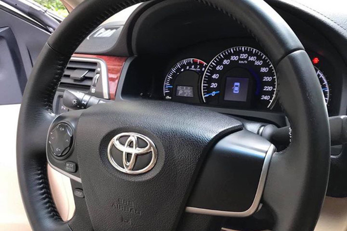 Có thể dễ dàng nhận thấy điều này khi quan sát bảng táp-lô trước của chiếc Toyota Camry bản 2.0E trong bài viết này. Xe vẫn sử dụng những nút bấm vuông vắn dạng to bản kiểu truyền thống, cần số dạng rãnh uốn lượn rất đặc trưng của những chiếc xe Toyota…Các chi tiết ốp vân gỗ vẫn đúng với truyền thống của Camry.