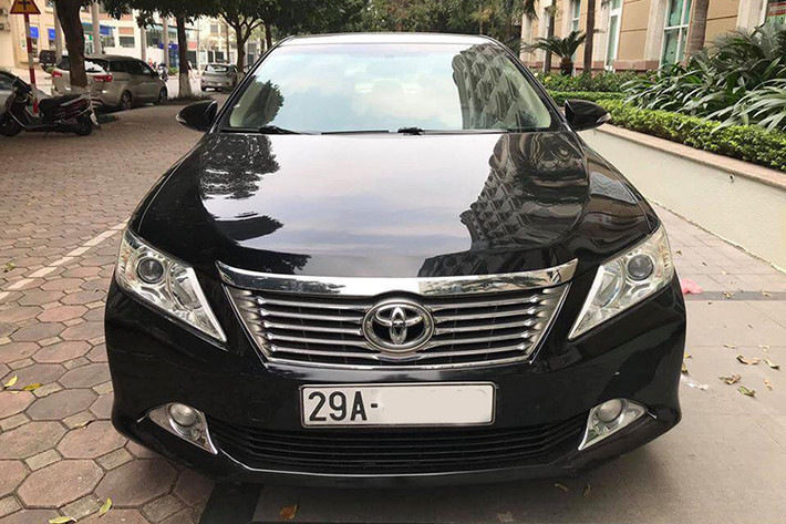 Ở Việt Nam hiện nay, xe Toyota nói chung và Toyota Camry nói riêng được đánh giá là “vua giữ giá”. Khi ra mắt, giá xe Toyota Camry 2013 khoảng hơn 1 tỷ đồng. Hiện tại trên thị trường xe cũ nó được chào bán khoảng từ hơn 500 đến gần 800 triệu đồng, tuỳ vào từng phiên bản.