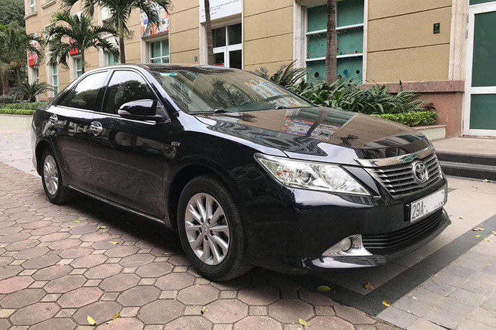 Toyota Camry tại Việt Nam được xem là phiên bản cao cấp nhất của dòng xe hạng D này tại thị trường trong nhiều năm qua. Dù là đời cũ hay mới thì mẫu xe mang thương hiệu "thiện lành" này luôn được xem là sự lựa chọn tốt nhất cho người muốn sở hữu.