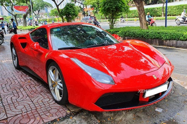 Được biết, siêu xe Ferrari 488 GTB này vốn là "xế cưng" của ông Đặng Lê Nguyên Vũ, nhưng đã được ông bán lại vào năm ngoái trong lần "thanh lý" hàng loạt chiếc xe khác của ông.