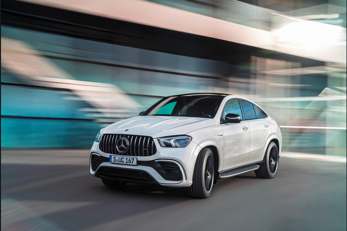 Mercedes-AMG GLE63 S Coupe 2021 mới có giá bán khởi điểm từ 116.000 USD (khoảng 2,68 tỷ đồng) tại thị trường Mỹ. Mức giá này đắt hơn BMW X6 M 2021 bản tiêu chuẩn (108.600 USD - hơn 2,5 tỷ đồng) và rẻ hơn so với X6 M Competition 2021 (117.600 USD - hơn 2,7 tỷ đồng).
