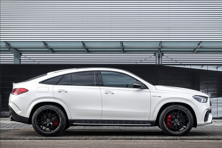 Khoang hành lý của Mercedes-AMG GLE63 S Coupe khá chật hẹp, chỉ khoảng 651 lít và tăng lên 1.718 lít khi gập hàng ghế sau. Trong khi đó, thể tích khoang hành lý của GLE SUV lần lượt là 1.081 lít và 2.273 lít. Thể tích khoang hành lý của bản coupe bé hơn bản SUV do phần mui phía sau xe được vuốt nhiều hơn về phía sau. Mercedes-AMG GLE63 S Coupe 2021 sẽ được bán tại thị trường Mỹ vào cuối năm nay.