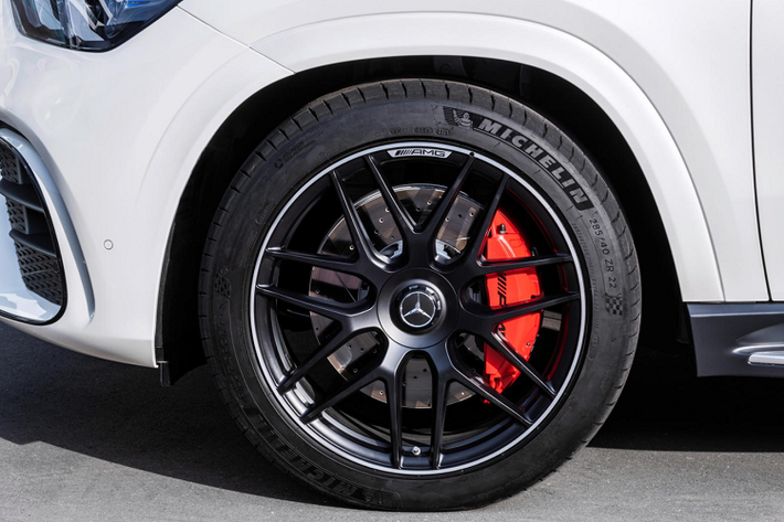 Các trang bị này giúp nâng cao khả năng vận hành, tăng cường sự êm ái cho chiếc Mercedes-AMG GLE63 S Coupe 2021.