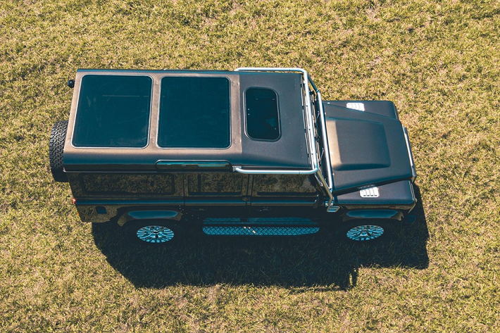 Mẫu xe SUV Land Rover Defender nguyên bản là một chiếc SUV địa hình huyền thoại, và chính vì lẽ đó mà người muốn huyền thoại sống mãi thông qua những phiên bản xe độ công phu. Mới đây, công ty độ xe ECD Automotive ở Mỹ đã giới thiệu dự án mới nhất của họ mang tên Project Windswept. Chiếc Defender 110 này trở nên nổi bật hơn tất cả với nóc xe bằng kính nhìn toàn cảnh khổng lồ.