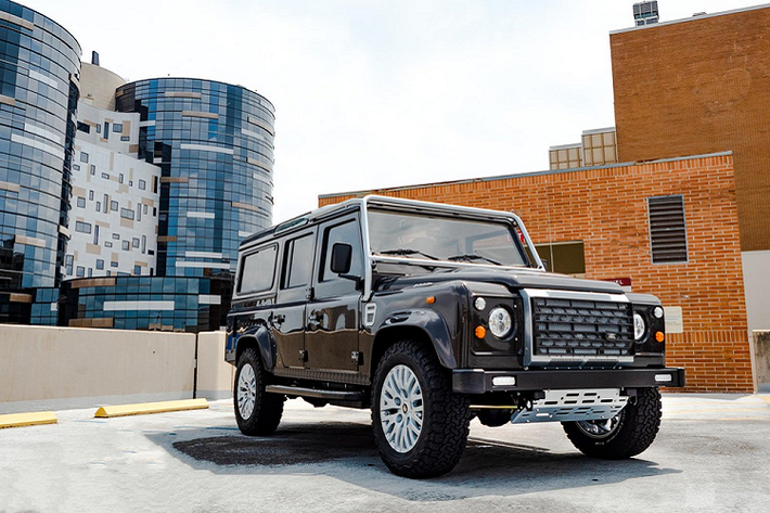 Nhìn từ trên xuống, ta thấy ngoại thất xe Defender cửa sổ trời khủng với 3 tấm kính, 2 tấm phía sau thì lớn hơn tấm phía trước. Nhờ vậy, hành khách ngồi phía sau sẽ có một tầm nhìn lên không trung rất rõ ràng và tha hồ tận hưởng cảnh sắc thiên nhiên khi đi dã ngoại nơi xa.