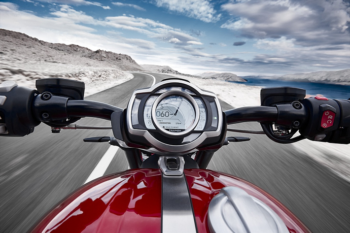 Triumph Rocket 3 được trang bị bảng đồng hồ tương tự chiếc Scrambler 1200, loại màn hình màu TFT-LCD hỗ trợ Bluetooth cho phép kết nối với điện thoại, GoPro và định vị GPS hỗ trợ dẫn đường chi tiết.