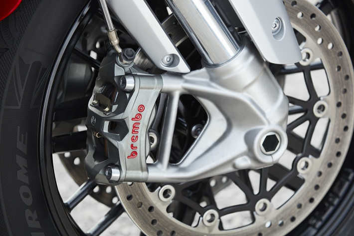 Các trang bị đáng chú ý trên Triumph Rocket 3 2019 bao gồm kẹp phanh Brembo Stylema, cùm phanh Brembo MCS, giảm xóc Showa và bộ mâm đa chấu bằng hợp kim nhẹ.