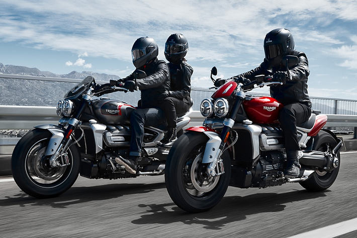 Triumph vừa ra mắt mẫu xe "khủng long" Rocket 3 R và Rocket 3 GT tại Malaysia với mức giá lần lượt là 31.400 và 32.800 USD. Triumph Rocket 3 là mẫu môtô thương mại có dung tích xy-lanh lớn nhất và mô-men xoắn cao nhất thế giới hiện nay.