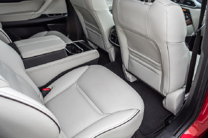 Cao hơn cấu hình Sport là cấu hình Touring, được bổ sung chất liệu da thuộc và băng ghế sau có thể điều chỉnh. Cấu hình cao cấp Premium đi kèm các trang bị như hệ thống âm thanh 12 loa cao cấp của Bose, sạc điện thoại không dây, cửa sổ trời, cảm biến đỗ xe và tấm che nắng cho hàng ghế thứ hai. Khách hàng mua cấu hình Premium cũng có thể lựa chọn trang bị ghế độc lập ở hàng ghế thứ hai.
