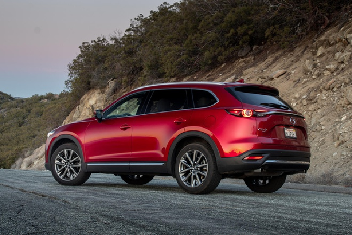 Giá xe Mazda CX-9 2021 bản Sport khởi điểm từ 33.960 USD đối với hệ dẫn động cầu trước và 35.860 USD đối với hệ dẫn động bốn bánh. Cấu hình cao cấp nhất Signature có giá bán 46.605 USD với hệ dẫn động bốn bánh là trang bị tiêu chuẩn.