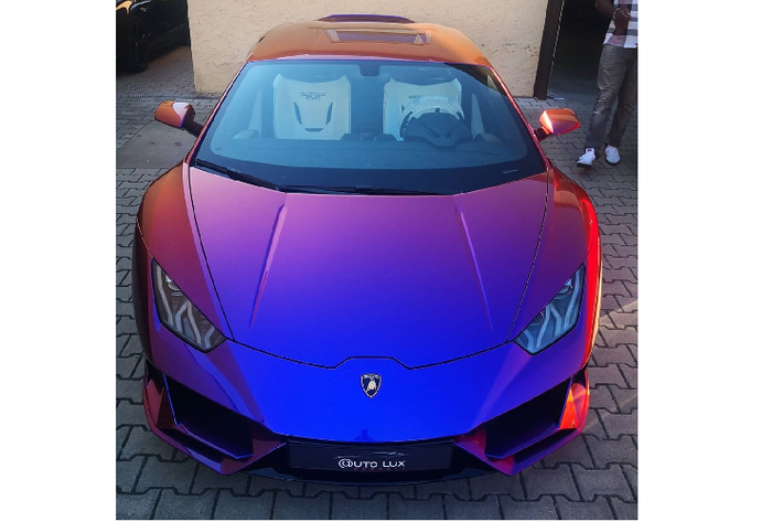 Được biết, màu sơn đặc biệt này được Lamborghini và Ad Personam gọi là Blu Hal, được nghiên cứu và phát triển đặc biệt để có thể mang nhiều màu sơn của Lamborghini lên một mẫu xe, cùng một lúc. Trước đây, màu sơn này mới chỉ được sử dụng trên một chiếc Lamborghini Aventador SVJ và chiếc Huracán EVO này mới chỉ là chiếc xe thứ hai sử dụng màu sơn này. Được biết, số tiền mà chủ nhân của chiếc xe phải bỏ ra để sở hữu màu sơn này ở mức 80.000 Đô, tương đương khoảng 1,8 tỷ Đồng.
