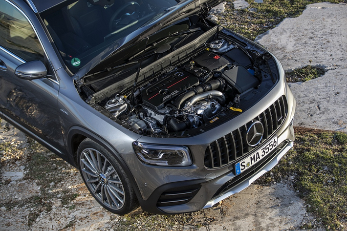 Mercedes-AMG GLB 35 mới được chia sẻ khối động cơ tăng áp dung tích 2.0L từ GLB 250. Tuy nhiên, động cơ trên GLB 35 được tinh chỉnh để cho ra công suất 302 mã lực và mô-men xoắn 400 Nm. Chiếc SUV 7 chỗ có thể tăng tốc 0-100 km/h trong 5,2 giây và tốc độ tối đa là 250 km/h.