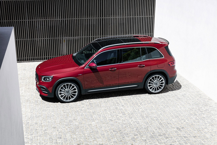 Ngoại thất của Mercedes-AMG GLB 35 2020 mới khác biệt đôi chút so với các phiên bản GLB 200 tại Thái Lan và Việt Nam. Ở phía trước, GLB 35 được trang bị lưới tản nhiệt dạng đứng Panamericana. Ở phía sau, hệ thống ống xả của GLB 35 có dạng hình tròn. Phiên bản GLB 35 tại Malaysia đi kèm bộ mâm 5 chấu kép kích thước 20 inch sơn đen mờ.