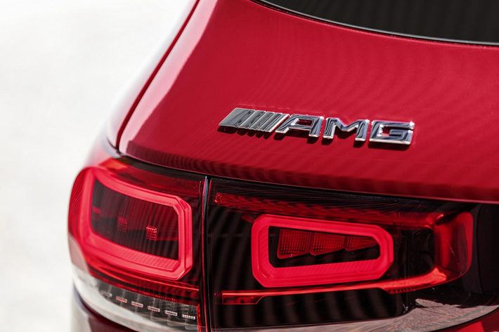 Cuối tháng 8, Mercedes-Benz GLB được ra mắt tại Việt Nam với duy nhất phiên bản GLB 200 AMG có giá 2 tỷ đồng. Mercedes-Benz GLB cạnh tranh với BMW X1, Audi Q3 hay Volkswagen Tiguan Allspace.