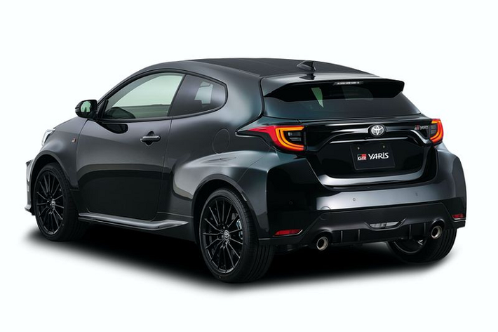 Trong khi phiên bản tiêu chuẩn Toyota GR Yaris 2021 mới sẽ được trang bị hộp số sàn 6 cấp cùng hệ dẫn động 4 bánh toàn thời gian, biến thể RS lại sở hữu hộp số biến thiên vô cấp CVT truyền toàn bộ sức mạnh từ động cơ đến bánh trước.