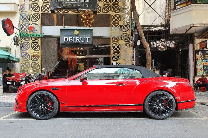Continental Supersports Convertible Series-2 cũng được Bentley trang bị rất nhiều chi tiết được làm bằng sợi carbon thể thao. Điều này ngoài giúp gia tăng tính thẩm mỹ cho xe còn mang tới ý nghĩa đáng kể trong việc "giảm cân", tối ưu hoá tính khí động học khi tăng tốc.