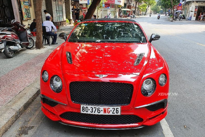 Mẫu xe Bentley Continental Supersports Convertible Series-2 trong bài viết thuộc phiên bản 2018 và sở hữu trên mình bộ cánh màu đỏ cực kỳ nổi bật. Dù về nước đã một thời gian nhưng số lần xuất hiện trên phố của siêu phẩm này lại khá ít ỏi.