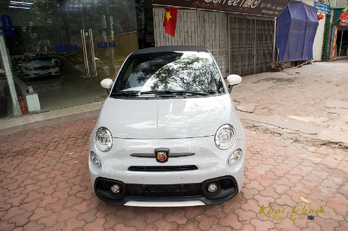 Fiat 500 595 tại Việt Nam sở hữu vóc dáng "con bọ" quen thuộc nhưng hãng độ Abarth đã đưa lên hàng loạt chi tiết nhằm thay đổi giúp xe thể thao và ấn tượng hơn những gì bản tiêu chuẩn thể hiện.