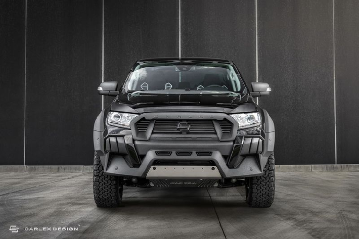 Các sửa đổi mà Carlex Design độ Ford Ranger bắt đầu ở phía trước với mọi thứ đều được làm mới, chỉ riêng đèn pha là giữ nguyên. Cụ thể, lưới tản nhiệt của chiếc bán tải Mỹ đã được sơn đen mờ mới và gắn logo Carlex Design, phần dưới của cản trước được thiết kế phức tạp hơn rất nhiều, các cạnh đều rất sắc nét. Hãng độ cũng bổ sung tấm bảo vệ dầu các-te bằng kim loại ở bên dưới gầm xe.