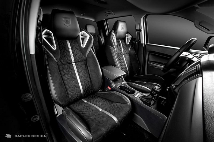 Bên hông của Ford Ranger tiếp tục được cập nhật với bộ bước chân khỏe khoắn, logo Carlex Design màu vàng nổi bật trên cánh cửa cùng các đường gân mạnh mẽ.
