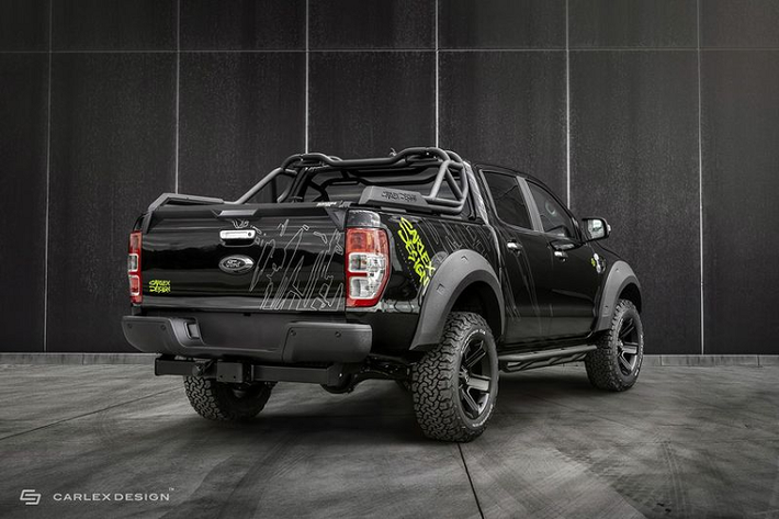 Cabin của Ford Ranger độ khủng này cũng sở hữu một loạt cải tiến từ Carlex Design, có thể kể đến như các ghế bọc da đen kết hợp Alcantara và các điểm nhấn màu bạc, chỉ khâu cũng có màu bạc tương phản. Ngoài ra, Carlex cũng tinh chỉnh vô lăng bằng da bọc mới và nới rộng đường kính vô lăng thêm một chút, đem đến cái nhìn phù hợp với chủ đề hầm hố mà hãng độ đang tạo ra cho Ranger.