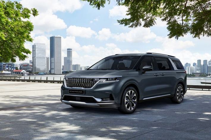 Trình làng từ cuối tháng trước, Kia Sedona thế hệ mới đã ngay lập tức gây chú ý khi được lột xác toàn diện, đặc biệt ở thiết kế bắt mắt, trẻ hóa và nhiều trang bị tiện nghi hiện đại hơn hẳn thế hệ cũ đã có mặt trên thị trường từ 6 năm trước. Sự chờ đợi của khách hàng đã được Kia đền bù xứng đáng, và những người yêu thích Sedona cũng đã "đáp lời" Kia bằng 20.000 đơn đặt hàng chỉ trong vòng 2 giờ.