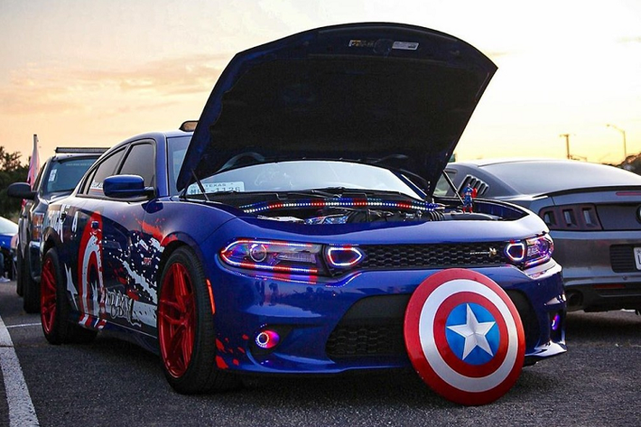 Cho dù đã có mặt trên thị trường hơn một thập kỷ nhưng mẫu Dodge Charger vẫn tiếp tục thu hút sự chú ý của đám đông, nguyên nhân là bởi sự tồn tại mạnh mẽ của thị trường xe độ hậu mãi. Minh chứng chính là chiếc xe cơ bắp Dodge Charger “Captain America” vô cùng đặc biệt.