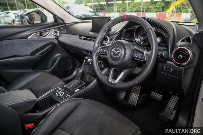 Ngoài ra, mẫu xe Mazda bản đặc biệt còn tích hợp thảm sàn độc đáo và bàn đạp thể thao. Logo biến thể Limited Edition được chạm khắc vào ngoại thất và thêu vào cả ghế trước xe để thể hiện rõ tính đặc trưng của phiên bản kỷ niệm này.