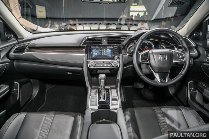 Về thiết kế tổng thể, Honda Civic 2020 vẫn giữ nguyên thiết kế so với thế hệ cũ. Tuy nhiên, một số chi tiết đã được làm mới ở phần đầu xe như bộ lưới tản nhiệt sơn đen thể thao, cản dưới tái thiết kế, hạ thấp xuống mặt đường và cũng được sơn đen thay vì kiểu chrome như trước.
