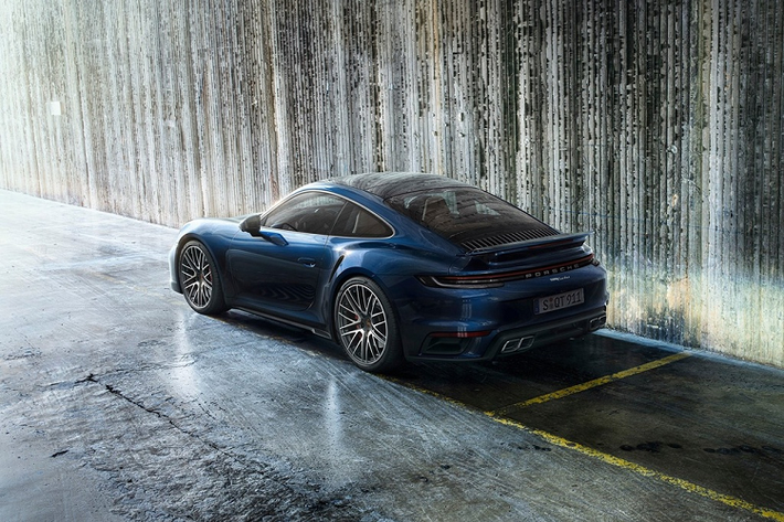 Chi tiết giúp phân biệt nhanh giữa 2 biến thể Turbo và Turbo nằm đuôi xe. Trong đó, 911 Turbo có 4 ống xả tạo hình thoi, còn 911 Turbo S sử dụng 4 ống xả hình bầu dục.
