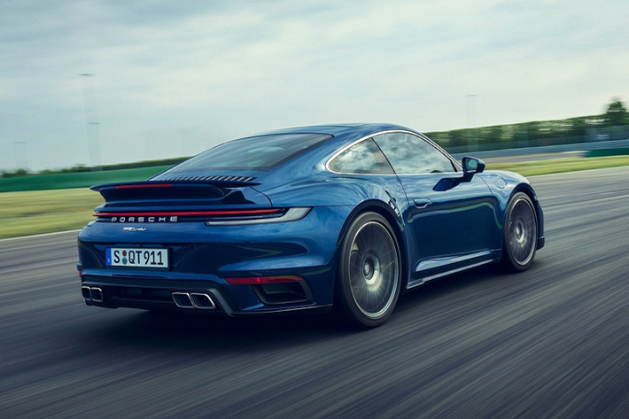 Trước hết, Porsche 911 Turbo thế hệ mới sở hữu động cơ cơ boxer 6 xy-lanh tăng áp, dung tích 3.8L. Cỗ máy này sản sinh công suất tối đa 572 mã lực cùng mô-men xoắn cực đại lên đến 750 Nm. Thông số được cải thiện 32 mã lực và 40 Nm so với model 911 Turbo cũ.