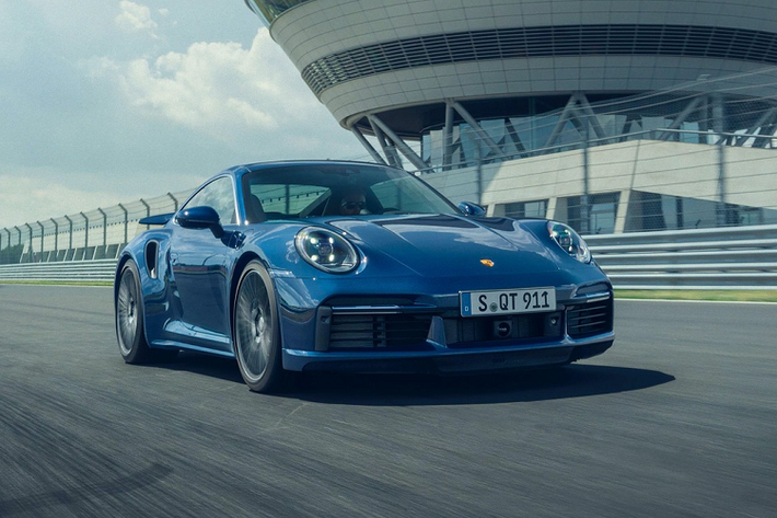 Tiếp nối biến thể Turbo S ra mắt hồi đầu năm, bản nâng cấp của Porsche 911 Turbo 2021 mới vừa chính thức được trình làng với khách hàng. Theo đó, phiên bản Turbo mới của thế hệ 911 tên mã 992 được nâng cấp sức mạnh và cải thiện các thông số vận hành so với đời xe trước.