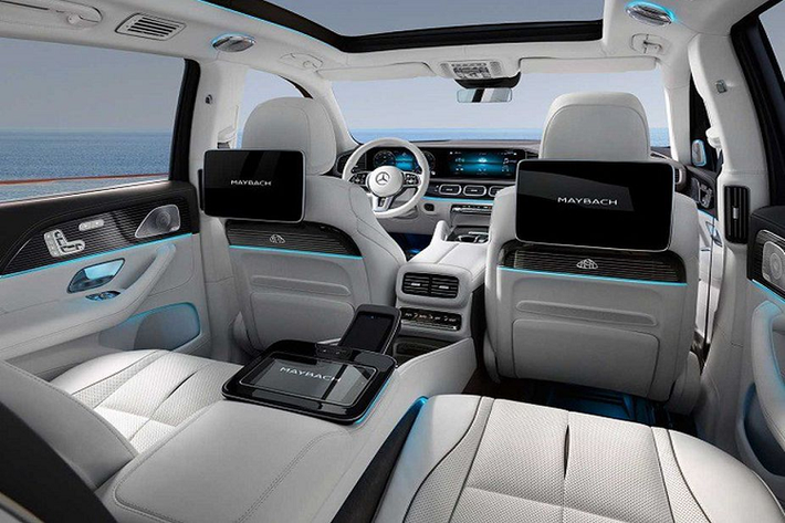 Còn về chiếc xe, Mercedes-Maybach GLS 600 sở hữu ngoại thất mang nhiều nét tương đồng với dòng GLS 2020 mới về Việt Nam. Một số chi tiết gây “mê hoặc” trong thiết kế ngoại hình bao gồm một loạt các đường mạ crom trên tấm lưới tản nhiệt, viền cửa sổ, trụ B hay cả bậc lên xuống, bộ mâm hợp kim đa chấu 22-inch hay kiểu sơn 2 màu thời thượng và cuối cùng là logo ‘Maybach’.