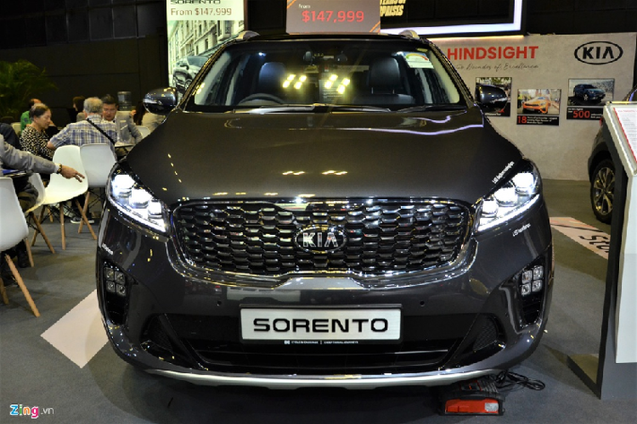 Ở phía trước, Kia Sorento sở hữu cụm lưới tản nhiệt dạng "đinh tán kim cương" nổi bật, đèn pha được tích hợp 3 projector với công nghệ LED. Dải đèn LED định vị sắc sảo, đèn sương mù dạng LED. Đường viền của những chi tiết này đều được mạ chrome để tăng vẻ sang trọng cho xe.