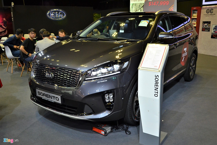 Bên cạnh mẫu xe hoàn toàn mới Seltos, Kia còn mang đến Singapore Motorshow 2020 chiếc Sorento bản facelift. Kia Sorento 2020 facelift đã có mặt tại hầu hết thị trường Đông Nam Á từ cách đây hơn một năm. Tuy nhiên, thị trường Việt Nam vẫn đang phân phối phiên bản cũ.
