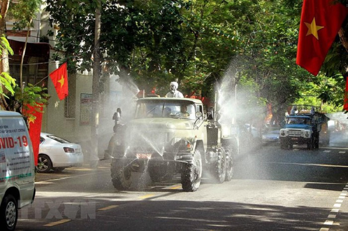 Lực lượng phòng hóa học, Bộ Tư lệnh Quân khu 3, phun hóa chất diện rộng trên các tuyến đường tại địa bàn thành phố Hải Phòng. (Ảnh: An Đăng/TTXVN)