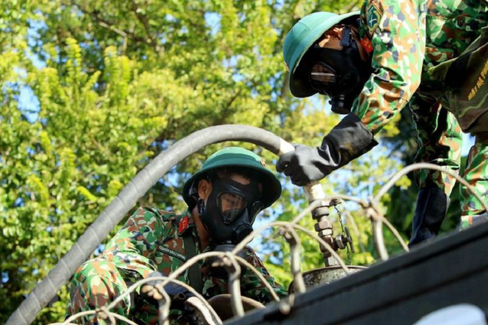 Lực lượng phòng hóa học, Bộ Tư lệnh Quân khu 3, chuẩn bị cho công tác phun hóa chất khử trùng tiêu độc. (Ảnh: An Đăng/TTXVN)