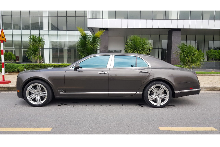 Sau gần 10 năm sử dụng, chiếc xe siêu sang Bentley Mulsanne đời 2010 đăng ký lần đầu năm 2011 đang được chào bán với mức giá 12,1 tỷ đồng. Tuy không phải là mức giá thấp nhất so với các mẫu xe Mulsanne đời cũ được rao bán trên thị trường, nhưng chiếc Mulsanne đời 2010 này có số ODO khá thấp chỉ lăn bánh khoảng 11.000 km. Tạm tính sau gần 10 năm lăn bánh, chủ xe Mulsanne đã chịu “lỗ” khoảng 8 tỷ đồng.