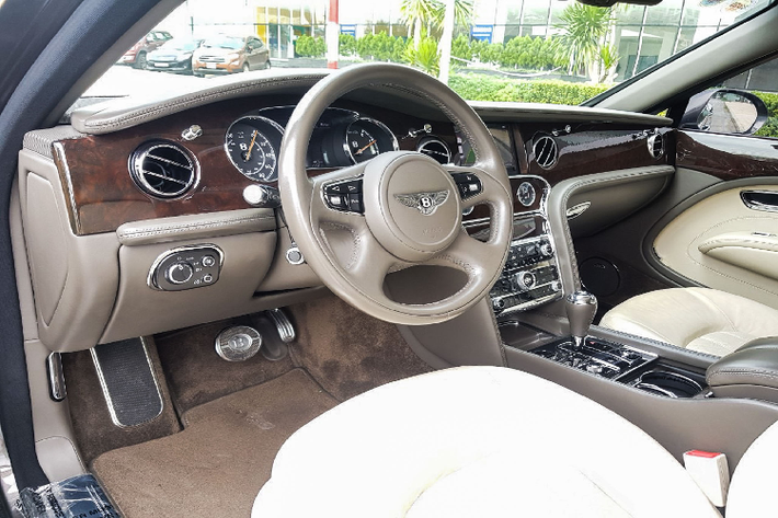 Sau gần chục năm sử dụng, ngoại thất của chiếc Bentley Mulsanne vẫn duy trì độ mới mẽ nhờ được bảo quản giữ gìn cẩn thân, Mulsanne toác lên nét sang trọng đầy xa hoa, mang chất quý tộc Anh. Có thể thêm nhiều năm nữa, thiết kế này của Mulsanne vẫn bền dáng mà thời gian khó làm nó nhạt phai.