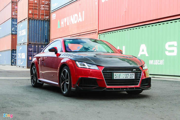 Bên cạnh Ford Mustang, xe thể thao Audi TT là một trong những mẫu xe đình đám tại Việt Nam. Có số lượng không nhiều tại Việt Nam, chiếc Audi TT còn được chủ nhân khoác lên gói độ của hãng ABT Sportsline với giá trị lên đến hàng trăm triệu đồng.