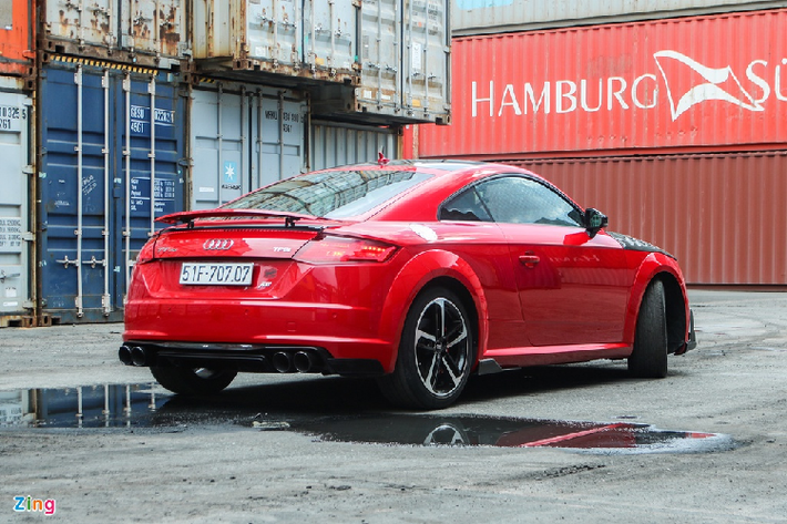 Chiếc Audi TT tại Sài Gòn này là phiên bản tiêu chuẩn, thuộc đời 2017. Để chiếc xe 2 cửa trở nên đặc biệt, chủ nhân đã trang bị gói độ chính hãng của ABT Sportsline. ABT Sportsline là hãng độ danh tiếng có trụ sở tại Đức. Phần lớn sản phẩm của ABT Sportsline dựa trên nền tảng xe Audi.