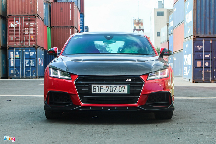 Audi TT đời 2017 thuộc thế hệ thứ 3, được phát triển trên nền tảng MQB của Volkswagen Group. Xe có các số đo kích thước dài x rộng x cao tương ứng là 4.180 x 1.832 x 1.353 (mm), chiều dài cơ sở 2.505 mm.