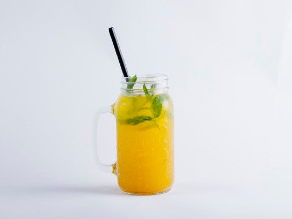 8. Nước ép cam và muối: Nước ép cam giàu vitamin C và các chất điện giải giúp phòng ngừa tình trạng bị kiệt sức và mất nước trong mùa nắng. Cho thêm muối vào thức uống không chỉ tăng thêm khẩu vị mà còn bù lại lượng muối tiêu hao do đổ mồ hôi. Nguyên liệu: 2 quả cam, một nhúm muối. Cách làm: Vắt cam lấy nước ép và cả phần tép, bỏ hạt. Cho thêm muối và đá viên vào thưởng thức.