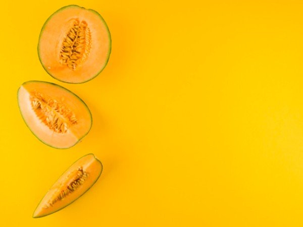 1. Nước ép dưa lưới và chanh: Dưa lưới giàu kali và các vitamin nên giúp cung cấp năng lượng ngay tức thì tới các tế bào nhờ tăng cường oxy ở mức tối đa. Nước cốt chanh chứa vitamin C và folate có tác dụng cải thiện năng lượng nhanh chóng. Cho nước cốt chanh, 3 thìa cà phê mật ong vào 1 ly nước ép dưa lưới rồi khuấy kỹ. Uống nước ép này 1-2 lần/ngày lúc mệt mỏi.