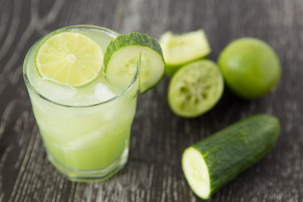 7. Nước ép dưa leo, chanh và bạc hà: Thức uống giàu vitamin C này giúp làm mát cơ thể, phòng ngừa rôm sảy nhờ chứa nhiều các chất chống oxy hóa. Nước ép dưa leo và lá bạc hà còn giúp giảm đầy hơi hay xảy ra vào mùa nóng. Nguyên liệu: 5 lát dưa leo, 4 lát cam, vài lá bạc hà. Cách làm: Cho các nguyên liệu đã chuẩn bị vào ly rồi để trong tủ lạnh. Khi nước lạnh là có thể thể thưởng.